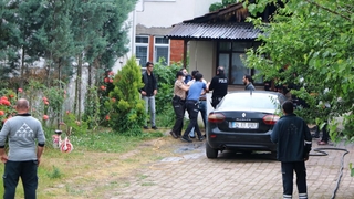 Eşine kızdı, evi ateşe verdi