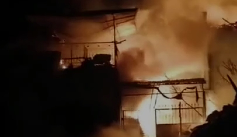 Eşini alevlerden kurtardı kendi yanarak can verdi