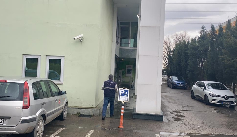 Eşini silah zoruyla kaçırdı, araçta darp etti