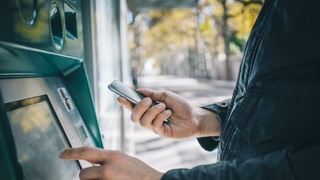 Eşinin maaşına el koyan koca şimdi yandı