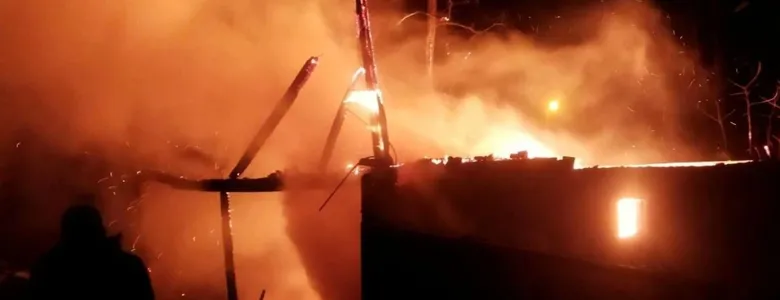 Eski ahır alev alev yandı