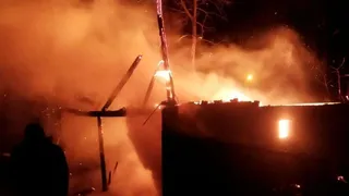 Eski ahır alev alev yandı