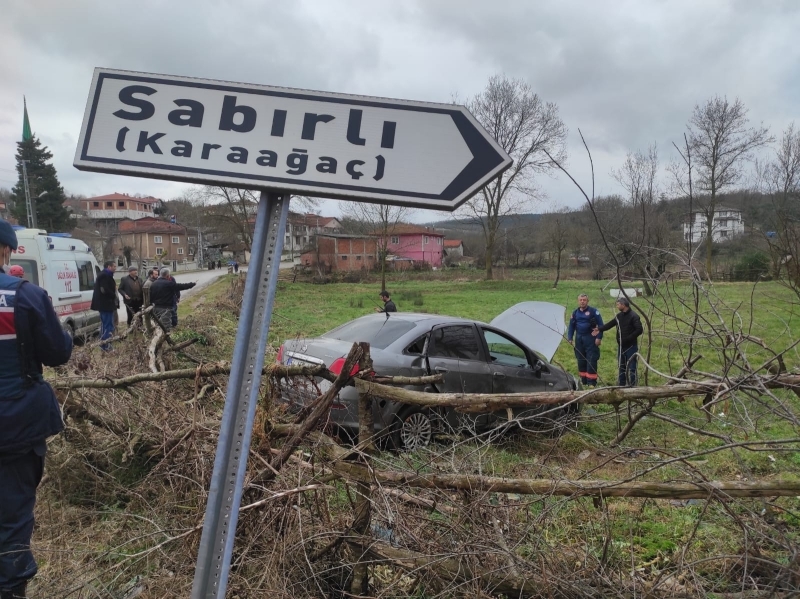 Eski kaynarca yolunda otomobil tarlaya uçtu