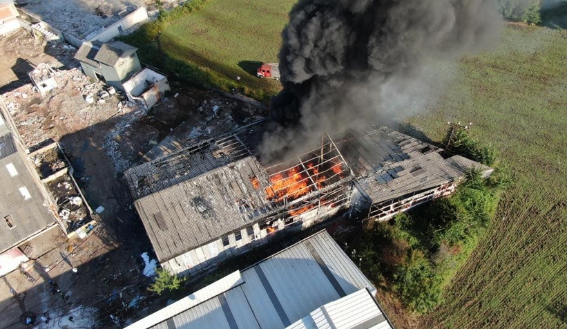 Eski parke fabrikası alev alev yandı