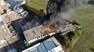 Eski parke fabrikası alev alev yandı