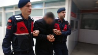 Eski sevgilisinin evine silah ve bıçakla dayandı