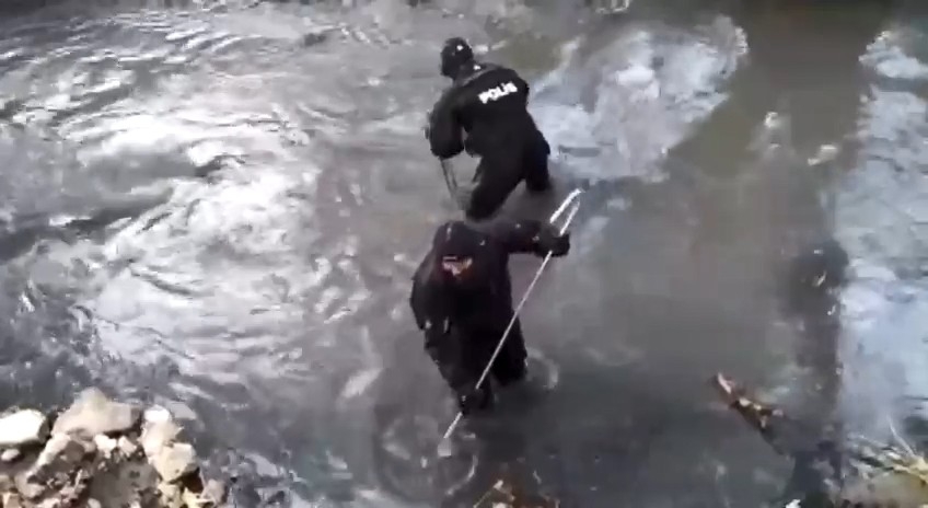 Ev arkadaşlarını boğdukları iple bağlayarak dereye attılar