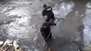 Ev arkadaşlarını boğdukları iple bağlayarak dereye attılar