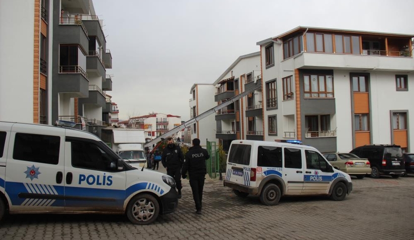 Ev eşyası taşırken dördüncü kattan düştü