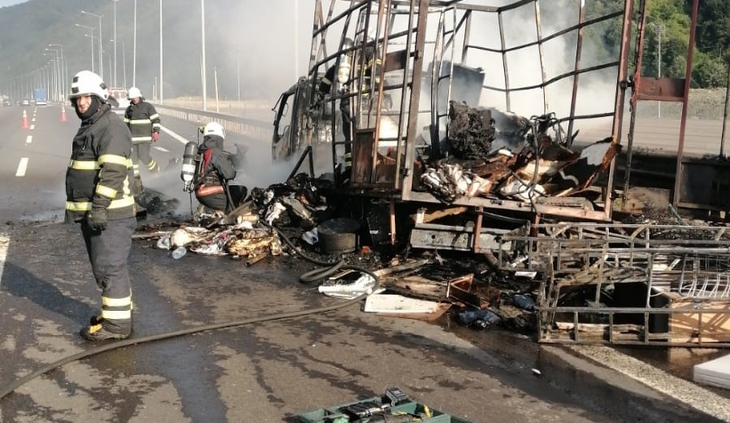 Ev eşyası taşıyan nakliye kamyonu küle döndü