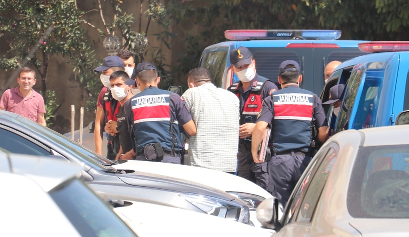 Ev hapsindeki şahsı öldüren 2 zanlı adliyede