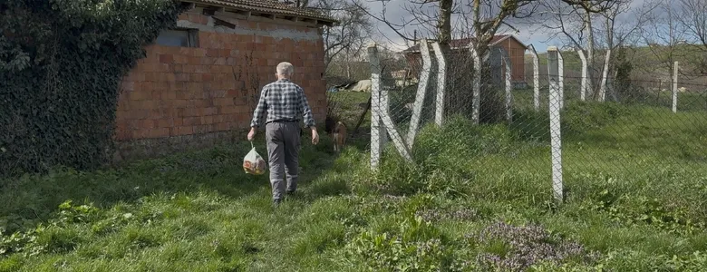 Ev var yol yok: 10 yıldır tarladan yürüyor