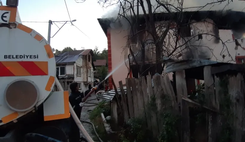 Evde çıkan yangında yaşlı çift öldü