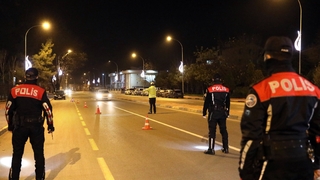 Evde durmayıp yasağı deldiler