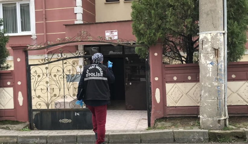 Eve gelince annesinin cansız bedeniyle karşılaştı