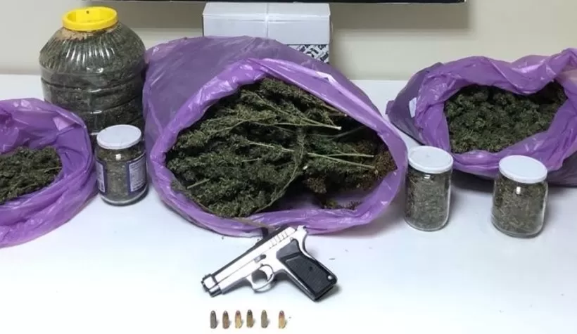 Eve yapılan baskında 3 kilo 406 gram esrar bulundu