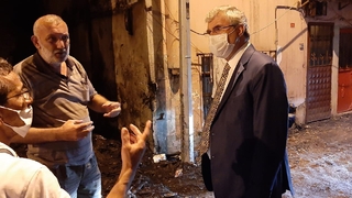 Evi yanan aileleri ziyaret etti