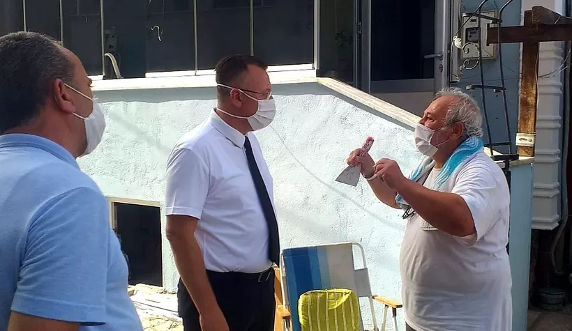 Evi yanan aileyi ziyaret etti
