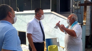 Evi yanan aileyi ziyaret etti