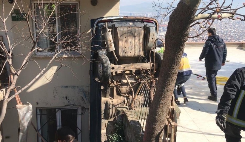Evin bahçesine uçtu, dik kalan otomobilinde can pazarı yaşadı