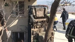 Evin bahçesine uçtu, dik kalan otomobilinde can pazarı yaşadı