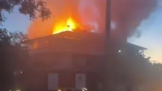 Evin çatısı alev alev yandı
