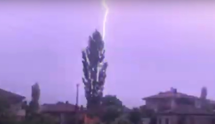 Evin çatısına yıldırım düştü