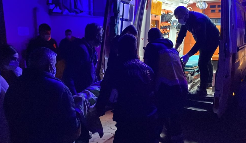 Evinde düşen yaşlı kadını itfaiye ekipleri kurtardı