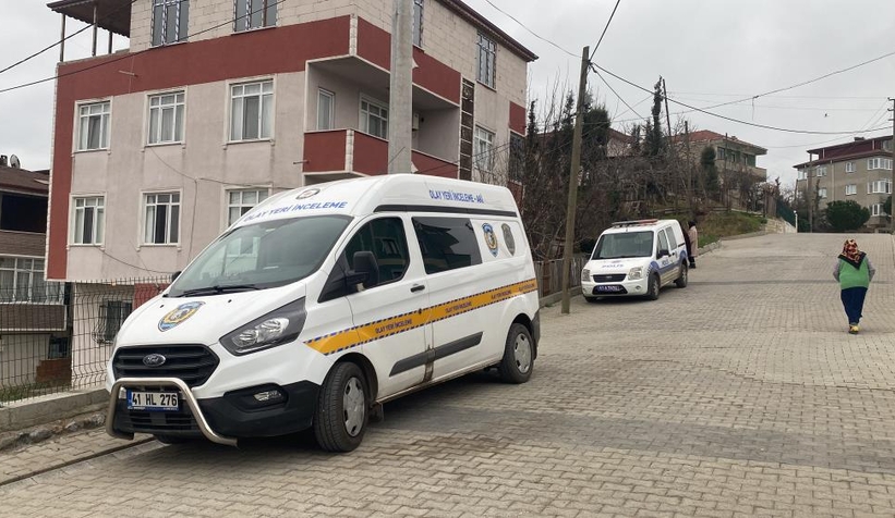 Evinde silahla başından vurulmuş halde bulundu