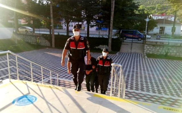 Evinden 6 kilo 693 gram esrar çıktı