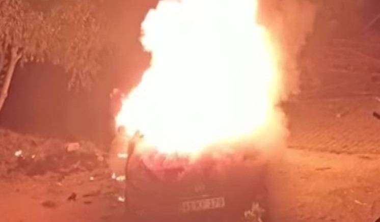 Evini kurşunladılar, arabasını yaktılar