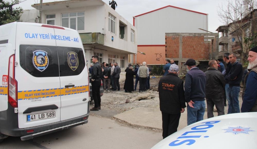 Evinin çatısından düşüp öldü