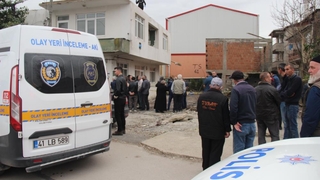 Evinin çatısından düşüp öldü