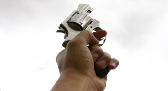 Evinin önünde maganda kurşunuyla vuruldu