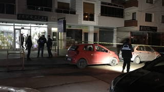 Evinin önünde silahla vuruldu