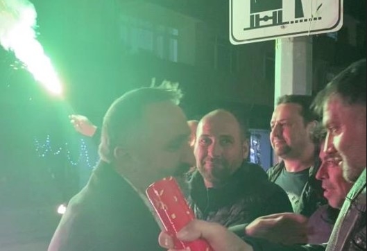 EYT düzenlemesini konfeti ve meşaleyle kutladılar