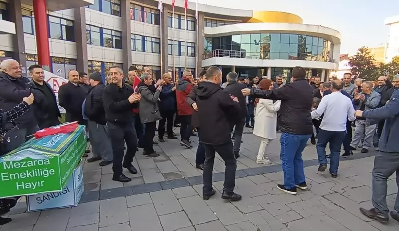 EYT’liler göbek atarak kutladı, tabutu parçaladı