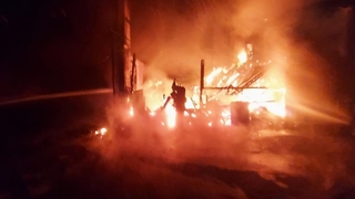 Fabrika alev alev yandı