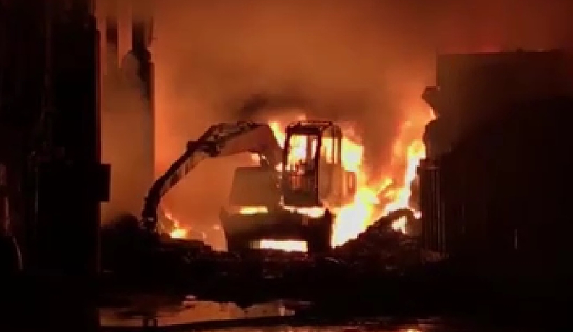 Fabrika alevlere teslim