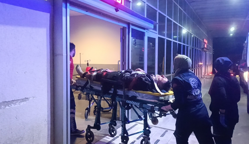 Fabrika işçisinin üzerine demir kapak düştü