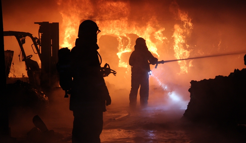 Fabrika yangını 4 saatte söndürüldü