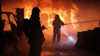 Fabrika yangını 4 saatte söndürüldü