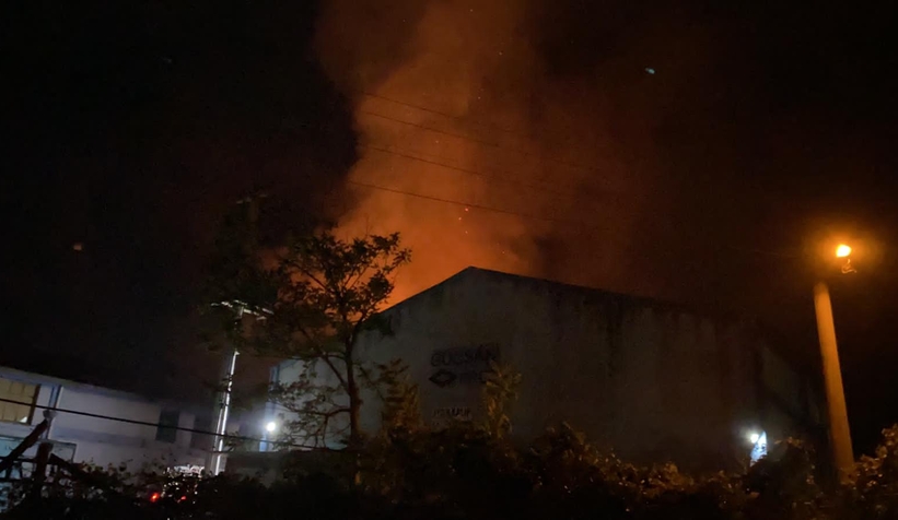 Ambalaj fabrikası alev alev yandı