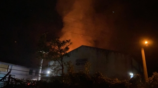 Ambalaj fabrikası alev alev yandı