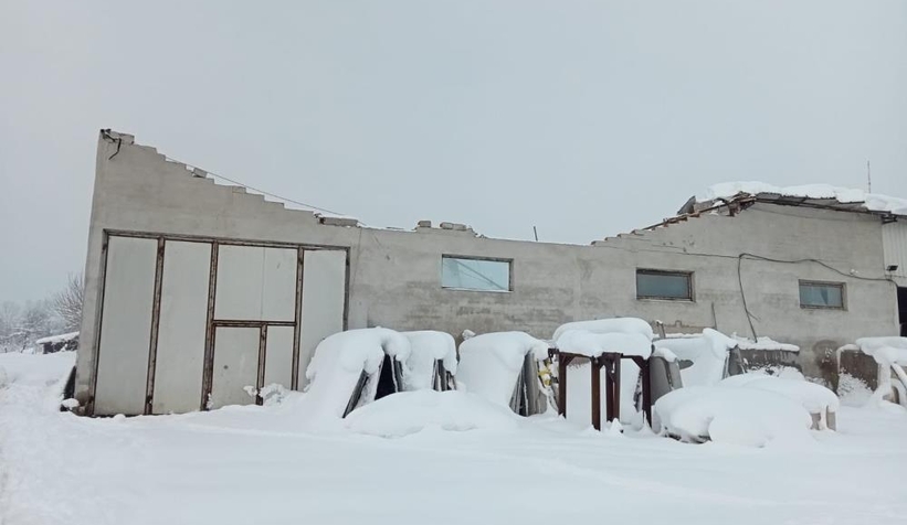 Fabrikanın çatısı yoğun kar yağışına dayanamadı
