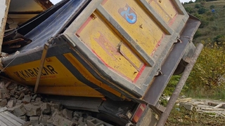 Facia teğet geçti: Hafriyat kamyonu eve daldı