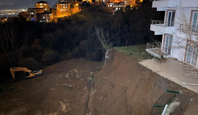 Facia teğet geçti: Toprak kaydı, bina boşaltıldı