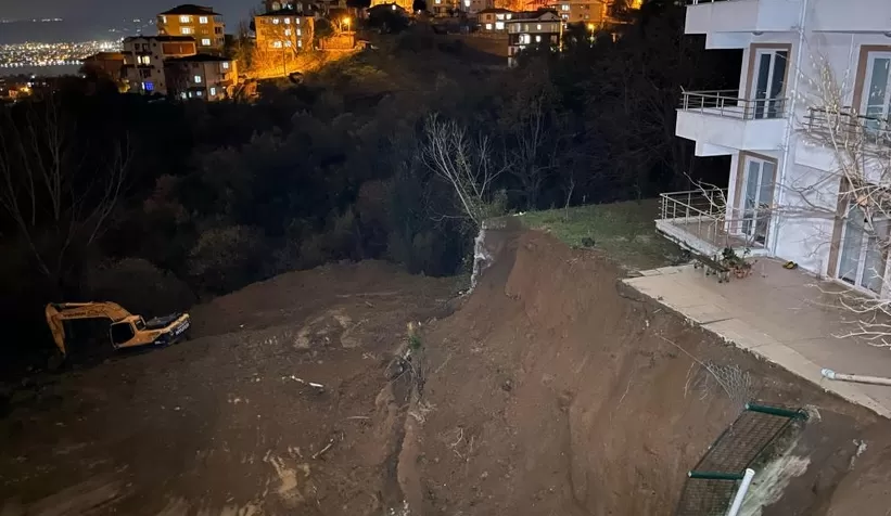 Facia teğet geçti: Toprak kaydı, bina boşaltıldı