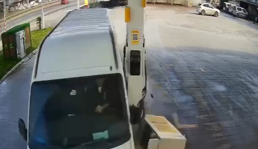 Faciadan dönüldü: Minibüs akaryakıt pompalarını teğet geçti