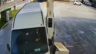 Faciadan dönüldü: Minibüs akaryakıt pompalarını teğet geçti